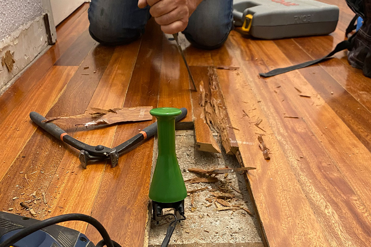 Suelo de madera siendo reparado